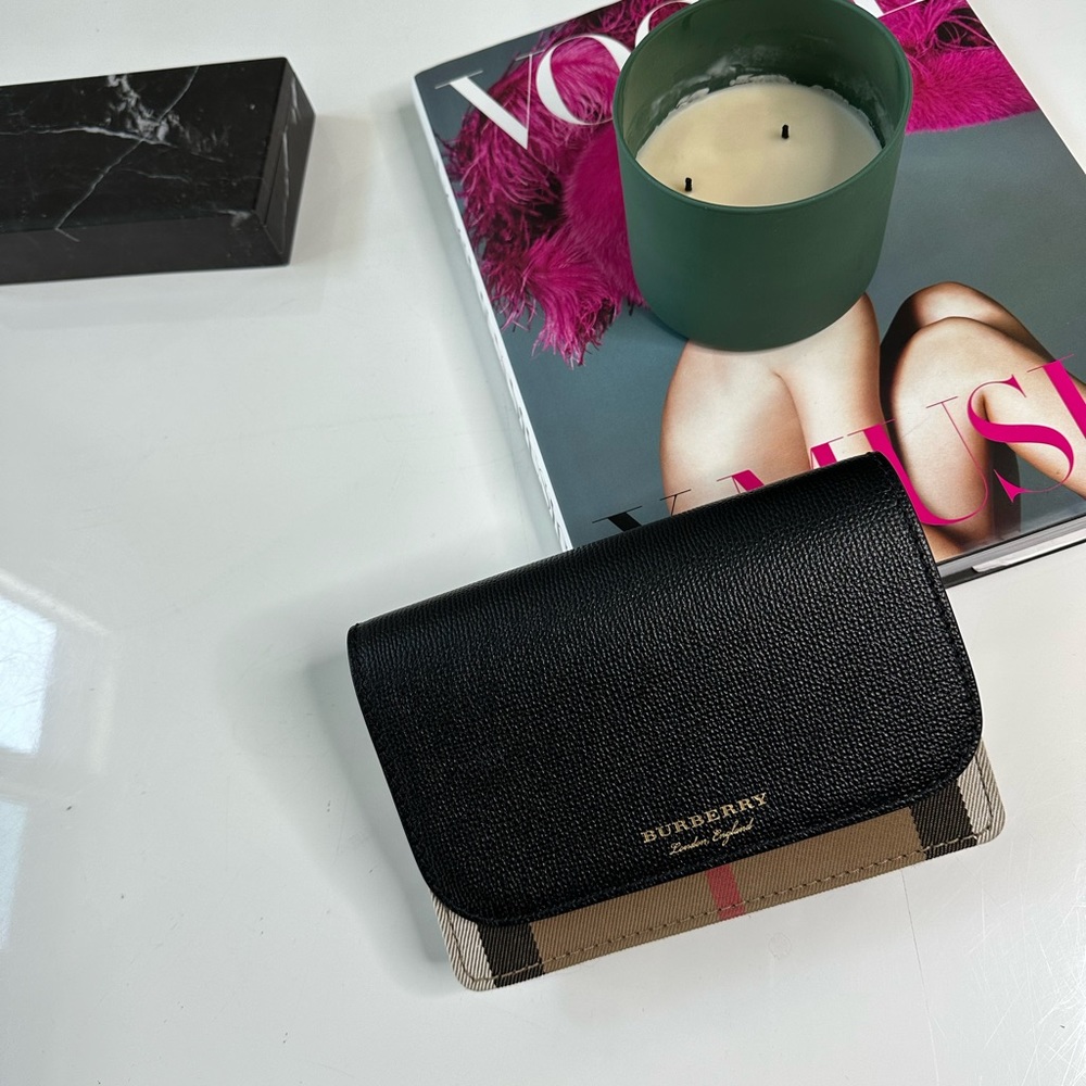 AUTH Burberry Crossbody Hampshire House Check Derby In Black small defect